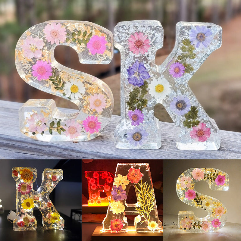 Luce notturna con lettere di fiori secchi