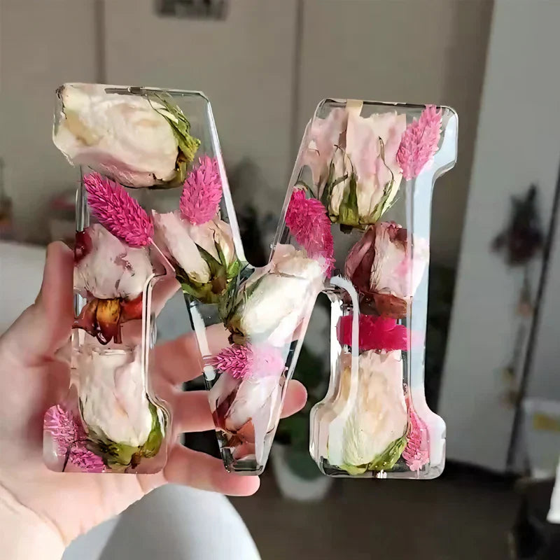 Luce notturna con lettere di fiori secchi