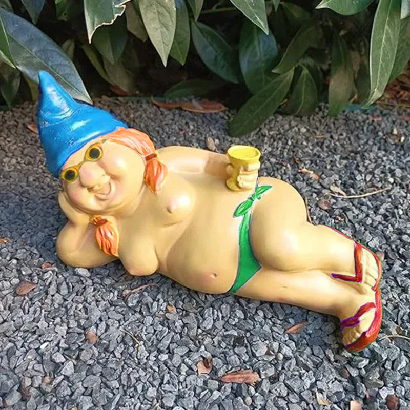Statua divertente dello gnomo da giardino impertinente