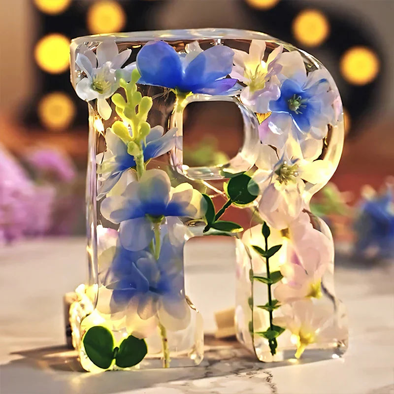 Luce notturna con lettere di fiori secchi