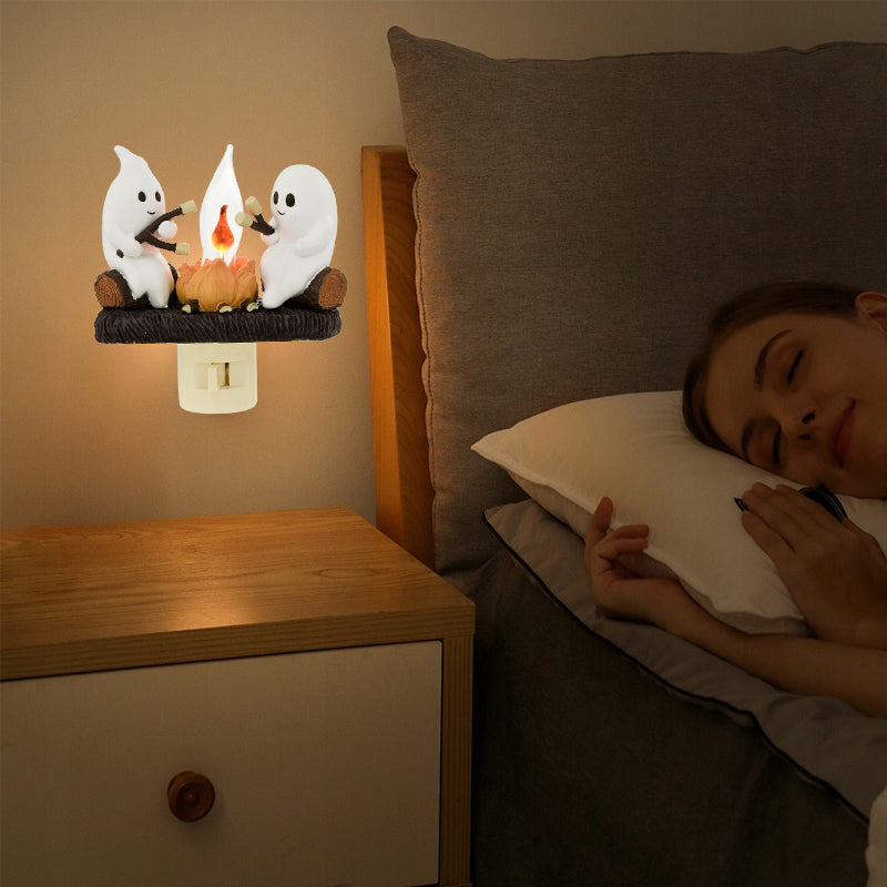 Luci notturne lampeggianti del falò fantasma