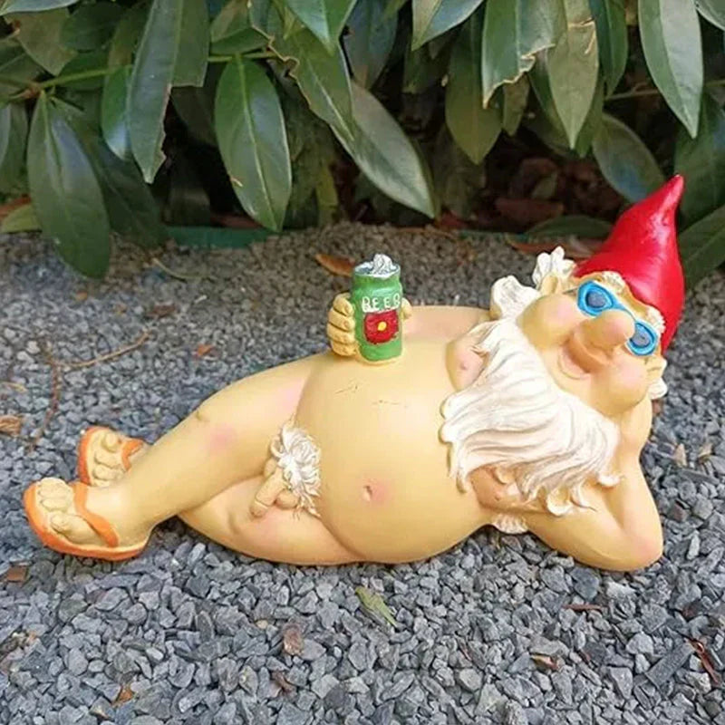 Statua divertente dello gnomo da giardino impertinente