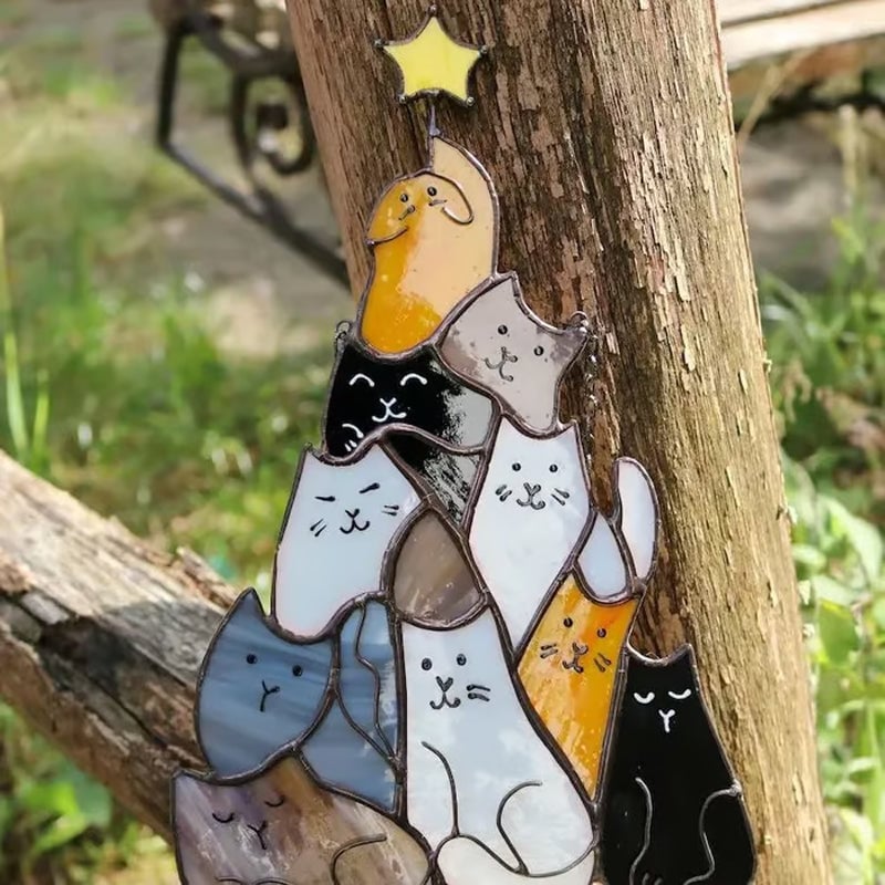 Gatto dell'albero di Natale che insegue il sole