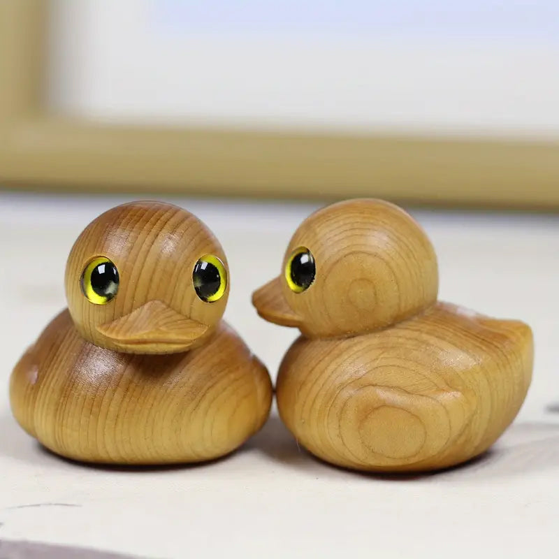 Anatra di gomma in legno fatta a mano