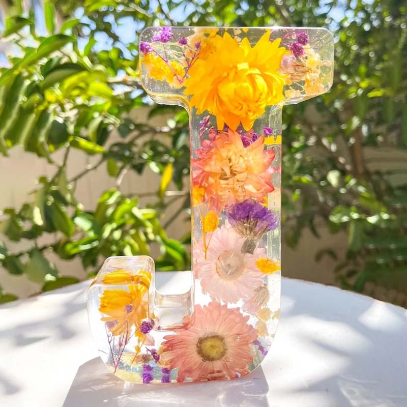 Luce notturna con lettere di fiori secchi