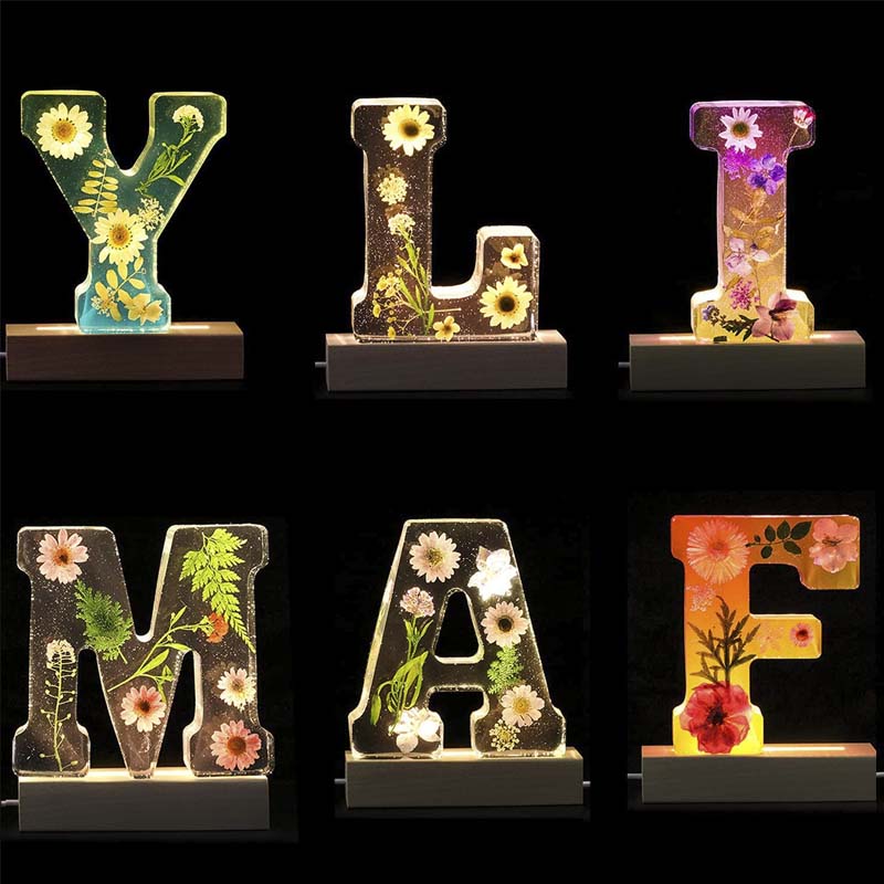 Luce notturna con lettere di fiori secchi