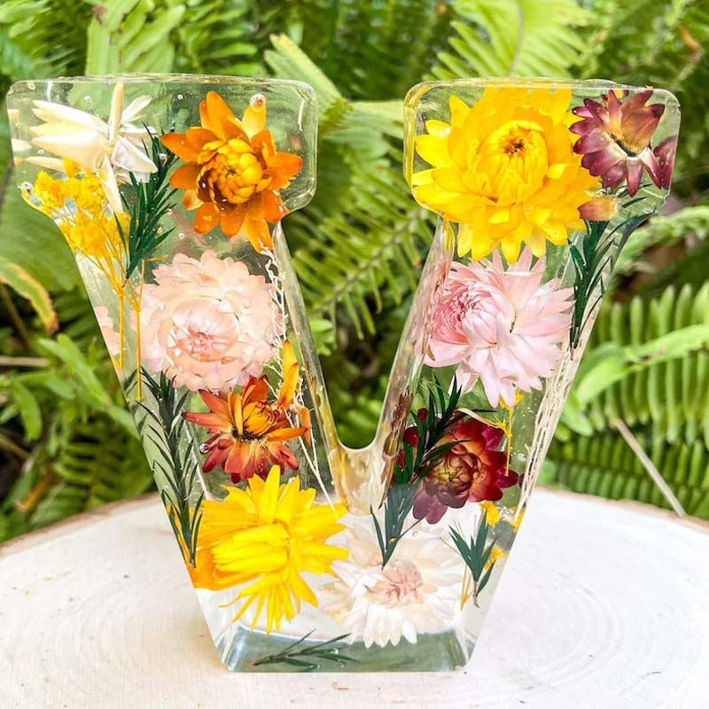 Luce notturna con lettere di fiori secchi