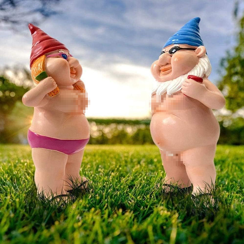 Statua divertente dello gnomo da giardino impertinente