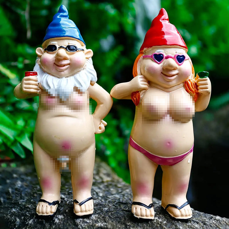 Statua divertente dello gnomo da giardino impertinente