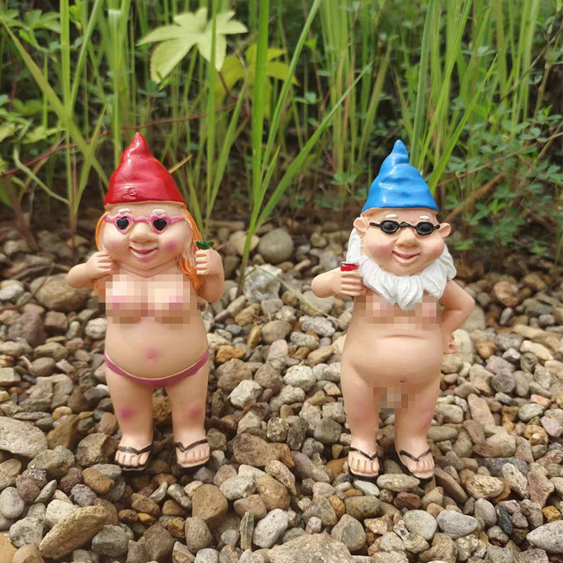 Statua divertente dello gnomo da giardino impertinente