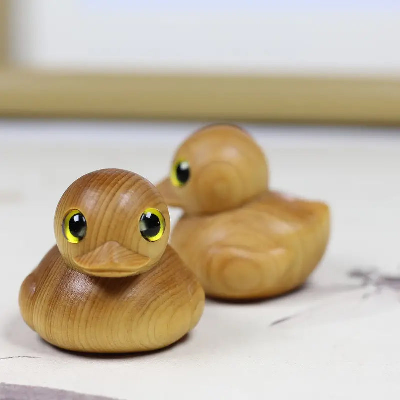 Anatra di gomma in legno fatta a mano