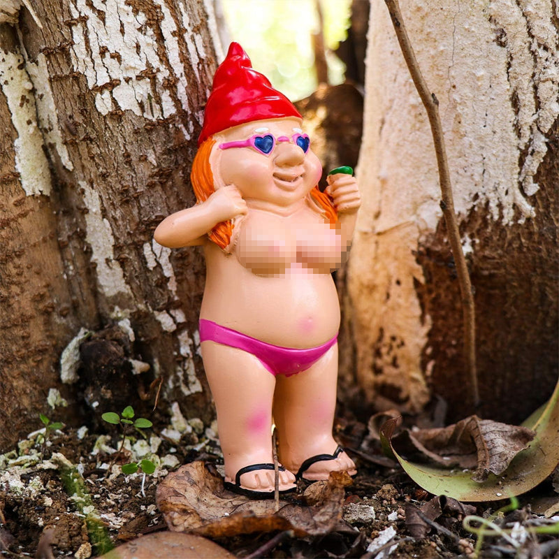 Statua divertente dello gnomo da giardino impertinente