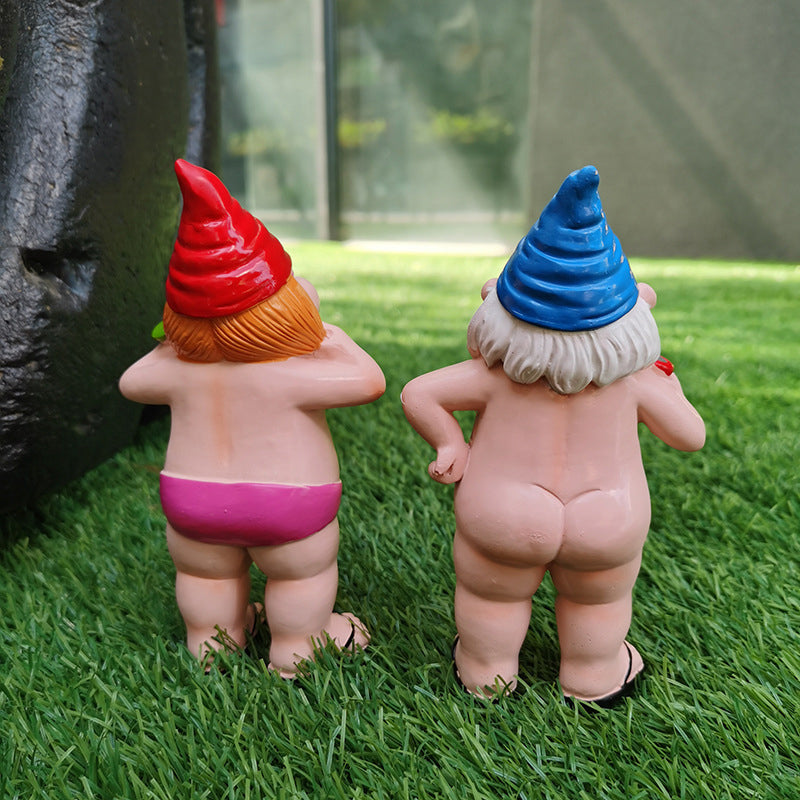 Statua divertente dello gnomo da giardino impertinente