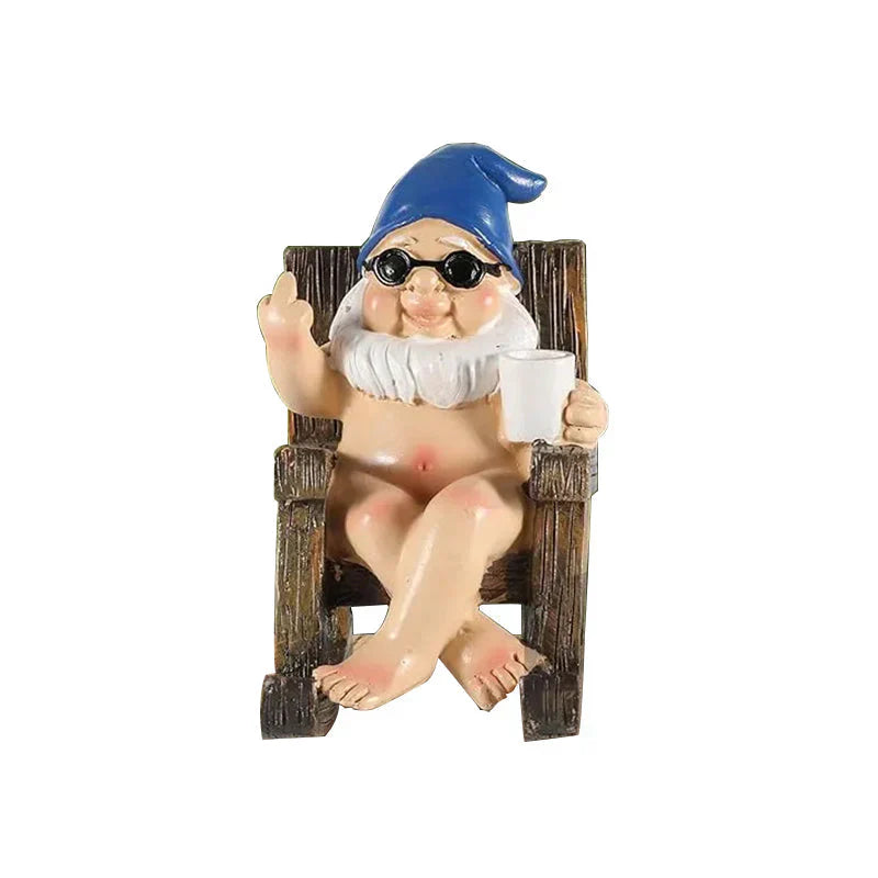 Statua divertente dello gnomo da giardino impertinente