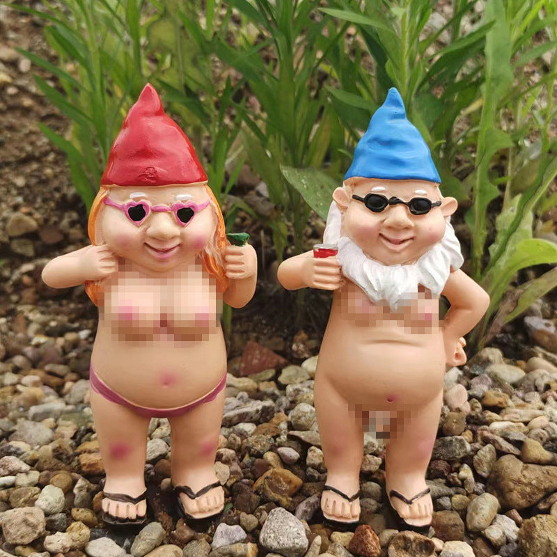 Statua divertente dello gnomo da giardino impertinente