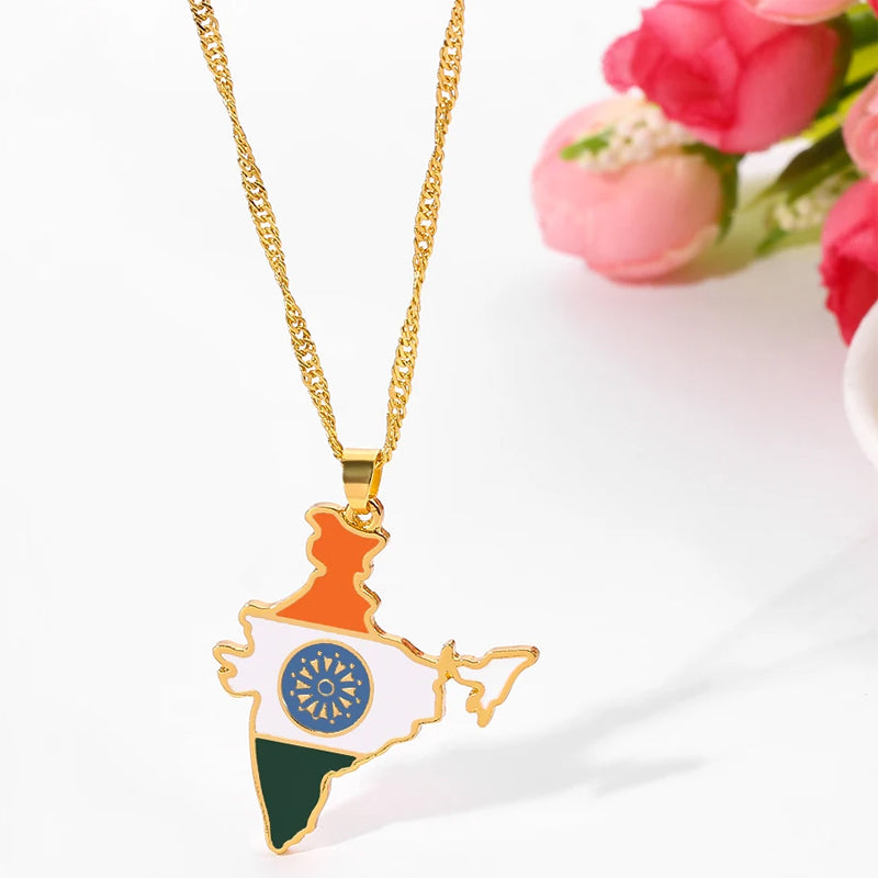Collana creativa con mappa e bandiera