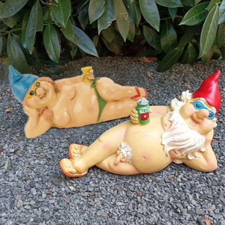 Statua divertente dello gnomo da giardino impertinente