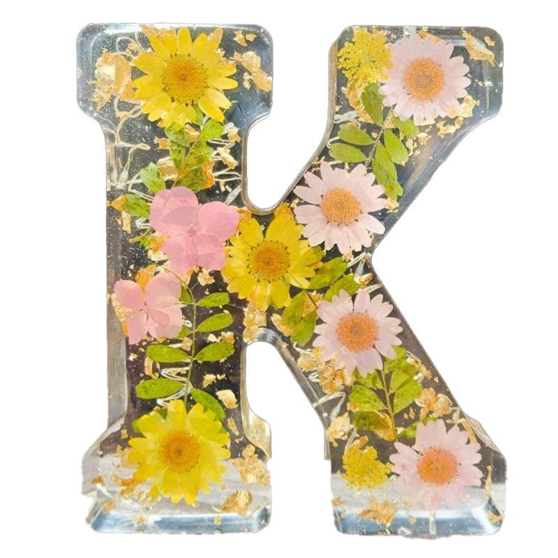 Luce notturna con lettere di fiori secchi