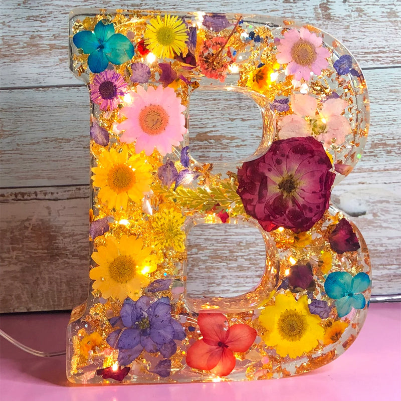 Luce notturna con lettere di fiori secchi