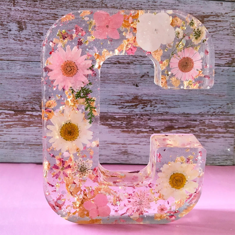 Luce notturna con lettere di fiori secchi