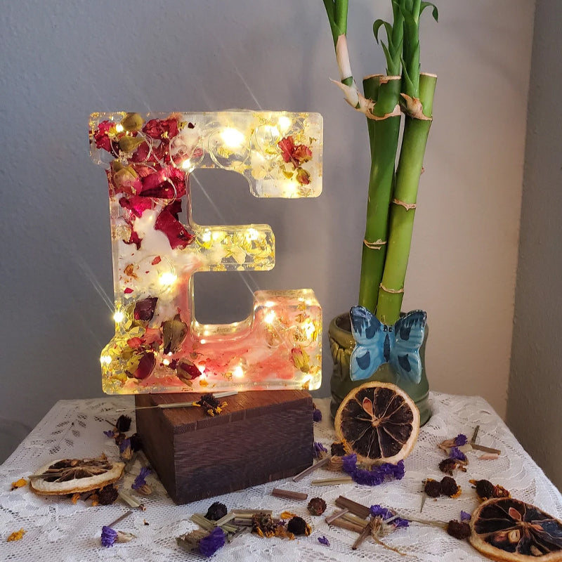 Luce notturna con lettere di fiori secchi