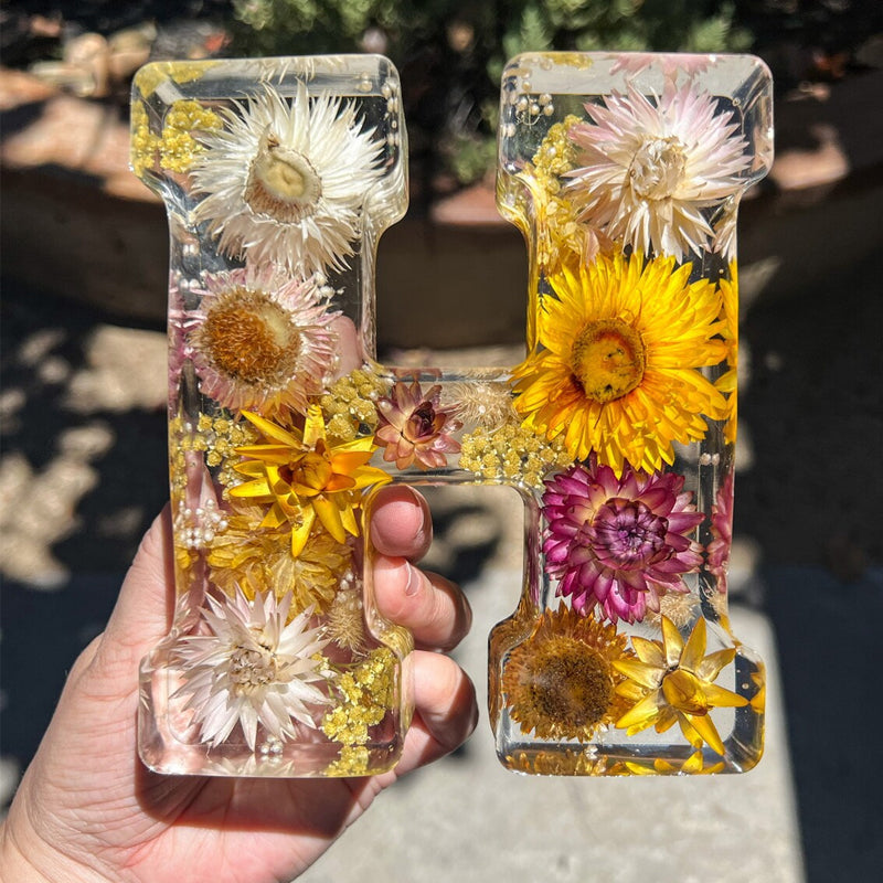 Luce notturna con lettere di fiori secchi