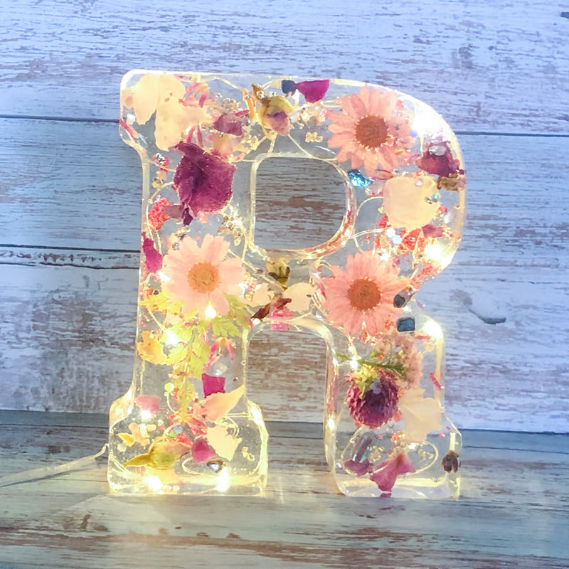 Luce notturna con lettere di fiori secchi