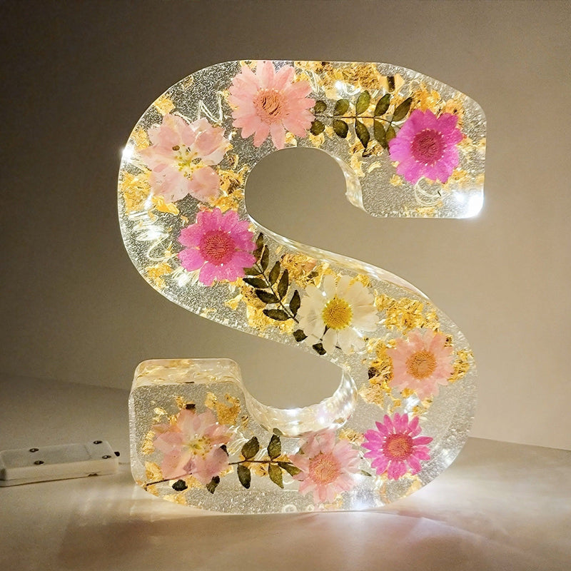 Luce notturna con lettere di fiori secchi