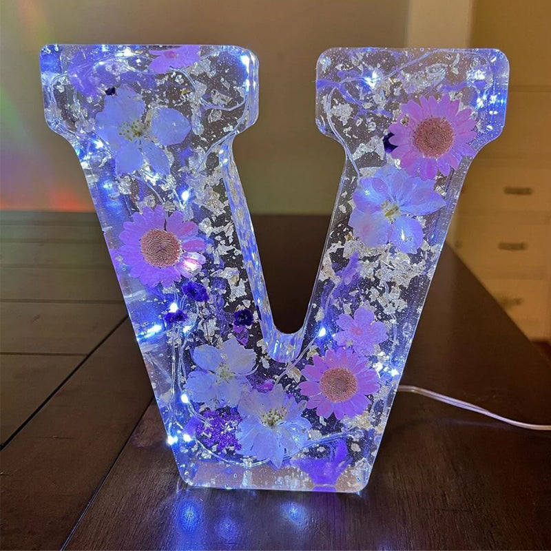 Luce notturna con lettere di fiori secchi