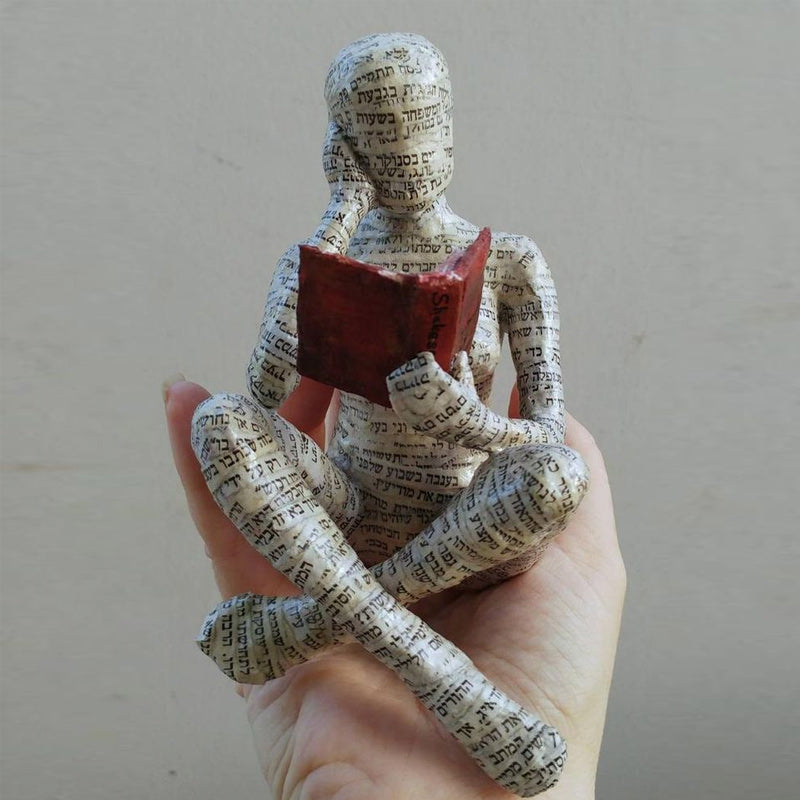 Artigianato di ornamenti in resina sotto forma di studioso