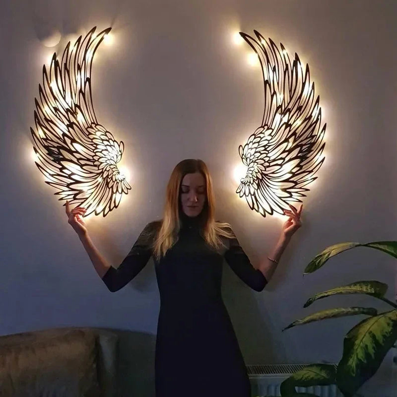 Ali d'angelo nere in metallo come arte da parete con luci a LED