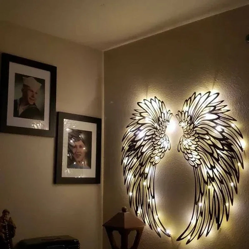 Ali d'angelo nere in metallo come arte da parete con luci a LED